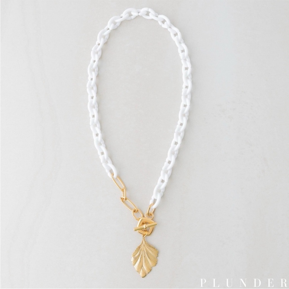 Talia necklace by Plunder. White chain link w/gold chain leaf pendant New in box - Picture 2 of 7